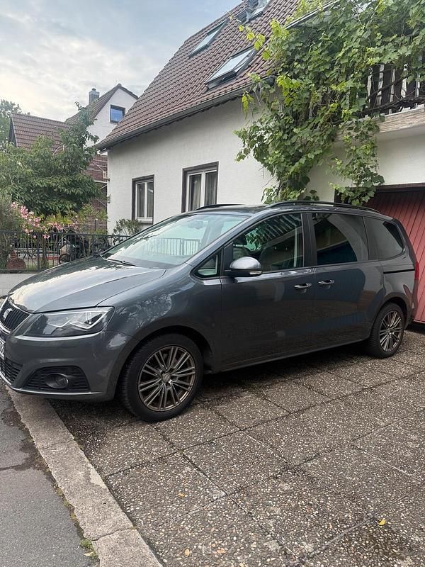 Grau Gebraucht 2011 Seat Alhambra Van / Kleinbus | 7.850 € (Etwas zu teuer) - Bild 1/4