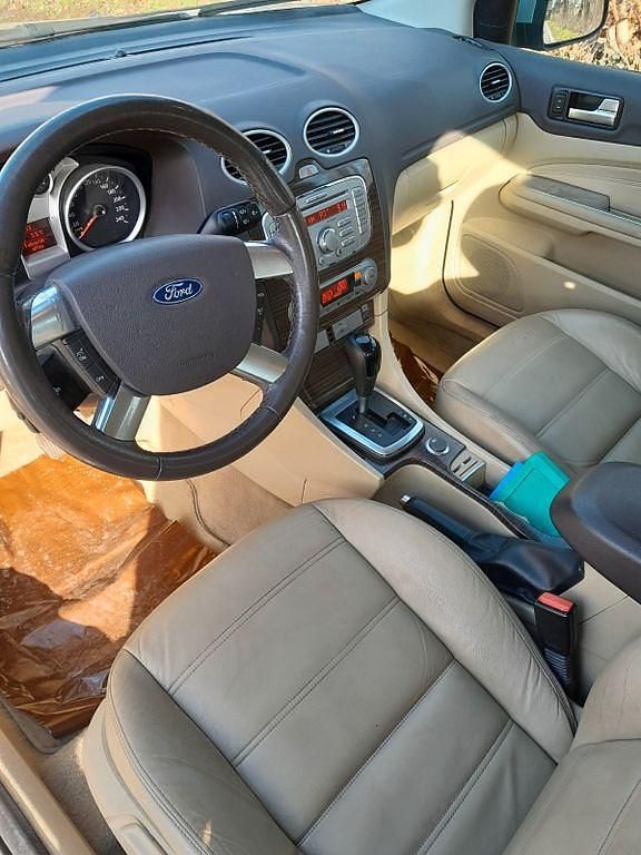 Gebraucht Ford Focus Ghia 101 PS (74 kW) 2008 Silber Limousine