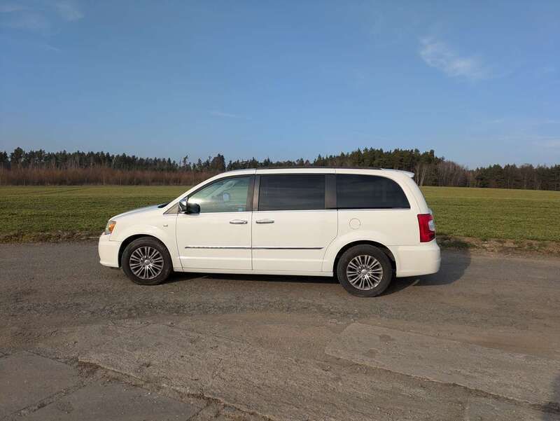 Weiß Gebraucht 2013 Chrysler Town & Country Van / Kleinbus | 9.999 € - Bild 1/4