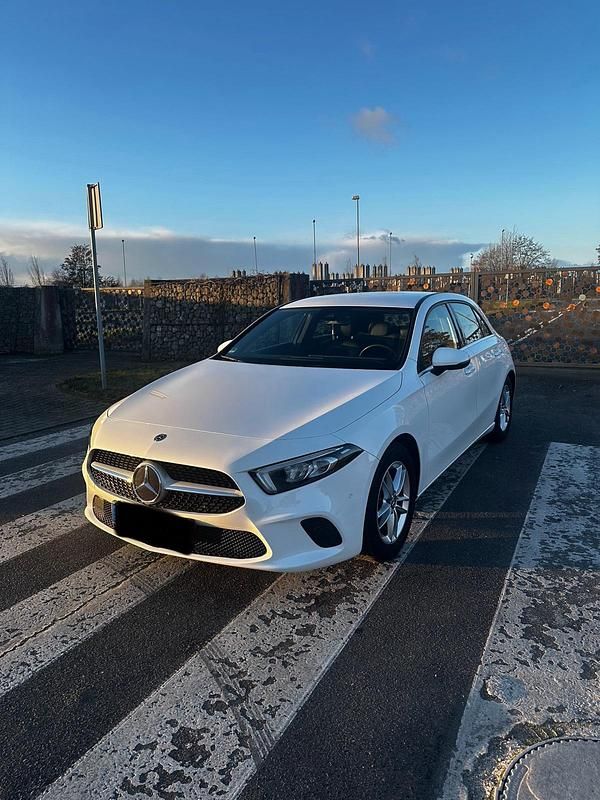 Weiß Gebraucht 2019 Mercedes A180 Kleinwagen | 18.500 € (Fairer Preis) - Bild 1/4