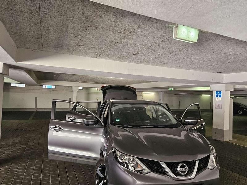 Grau Gebraucht 2016 Nissan Qashqai N-Connecta SUV | 9.400 € (Superpreis) - Bild 1/4
