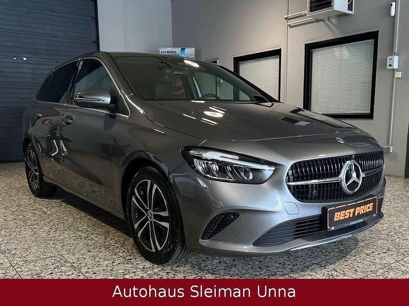 Grau Gebraucht 2024 Mercedes B200 Van / Kleinbus | 33.990 € (Teuer) - Bild 1/4