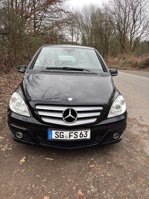 Schwarz Gebraucht 2010 Mercedes B180 Van / Kleinbus | 2.700 € (Fairer Preis) - Bild 1/4