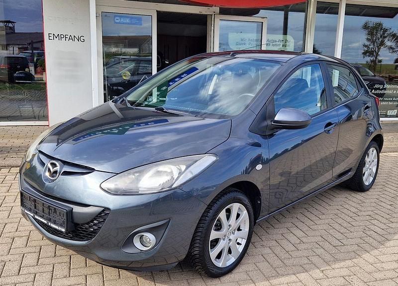 Grau Gebraucht 2011 Mazda 2 Active Limousine | 5.690 € (Fairer Preis) - Bild 1/4