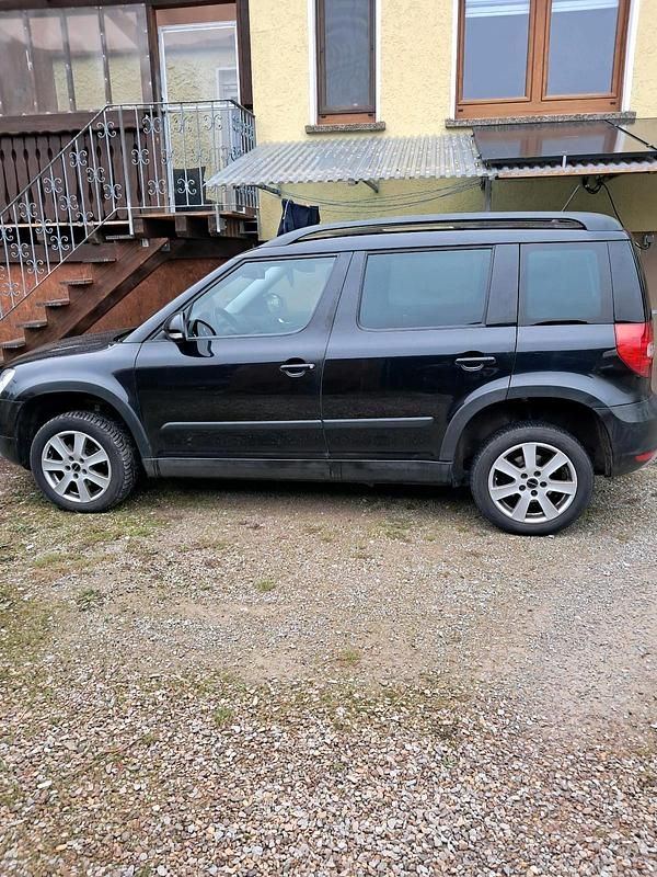 Schwarz Gebraucht 2012 Skoda Yeti SUV | 7.350 € (Fairer Preis) - Bild 1/4