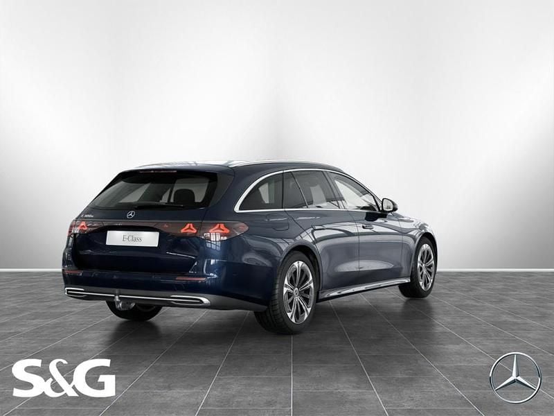 Gebraucht Mercedes E300 204 PS (150 kW) 2024 Metalliclack nautikblau metallic Kombi