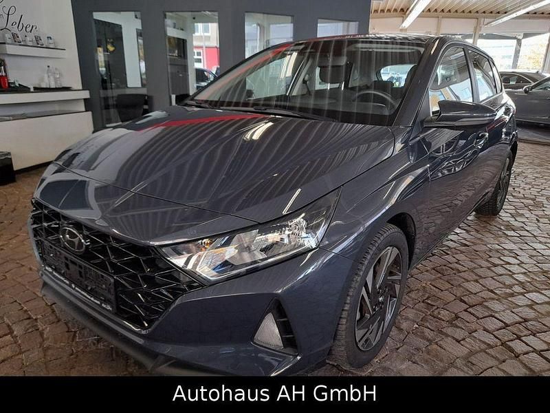 Grau Gebraucht 2023 Hyundai i20 Trend Limousine | 14.990 € (Superpreis) - Bild 1/4