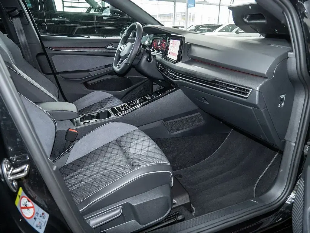 Gebraucht VW Golf VIII R-line 150 PS (110 kW) 2024 Schwarz / grenadillschwarz Limousine