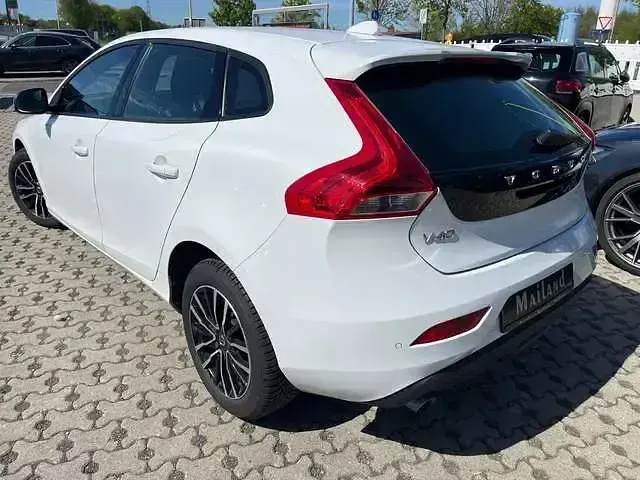 Gebraucht Volvo V40 Momentum 190 PS (139 kW) 2018 Ice white, solid / solid Kombi
