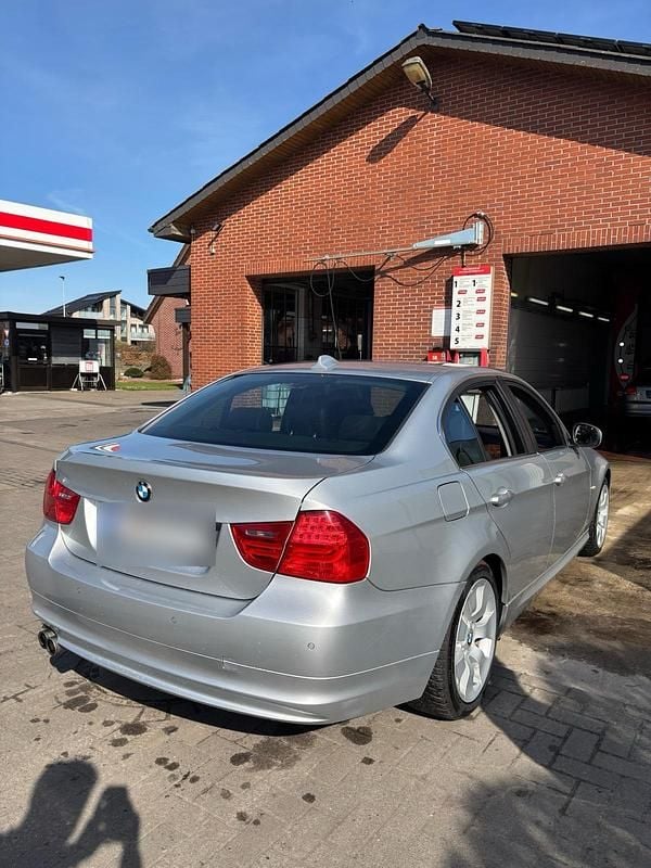 Gebraucht BMW 325 204 PS (150 kW) 2010 Silber Limousine
