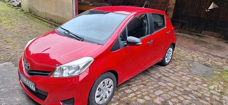 Gebraucht Toyota Yaris 69 PS (50 kW) 2012 Rot Kleinwagen