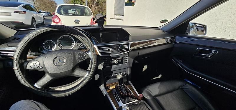 Gebraucht Mercedes E200 136 PS (100 kW) 2011 Grau Kombi