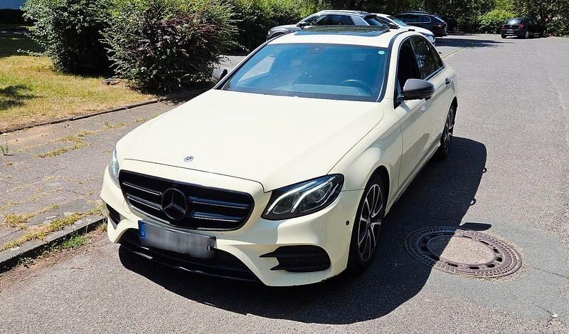 Schwarz Gebraucht 2020 Mercedes E220 AMG line Limousine | 22.900 € (Superpreis) - Bild 1/4