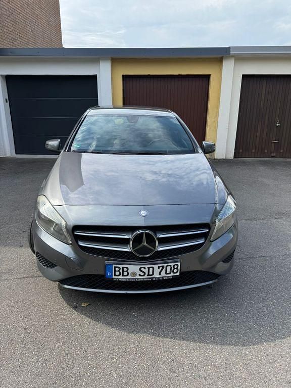 Grau Gebraucht 2014 Mercedes A180 Limousine | 9.800 € (Guter Preis) - Bild 1/4