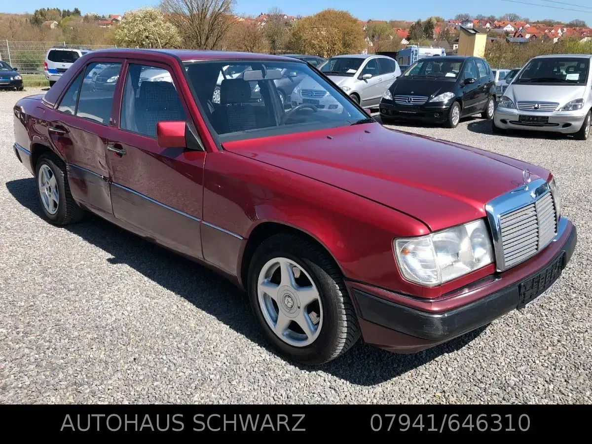 Gebraucht Mercedes E220 150 PS (110 kW) 1992 Rot Limousine