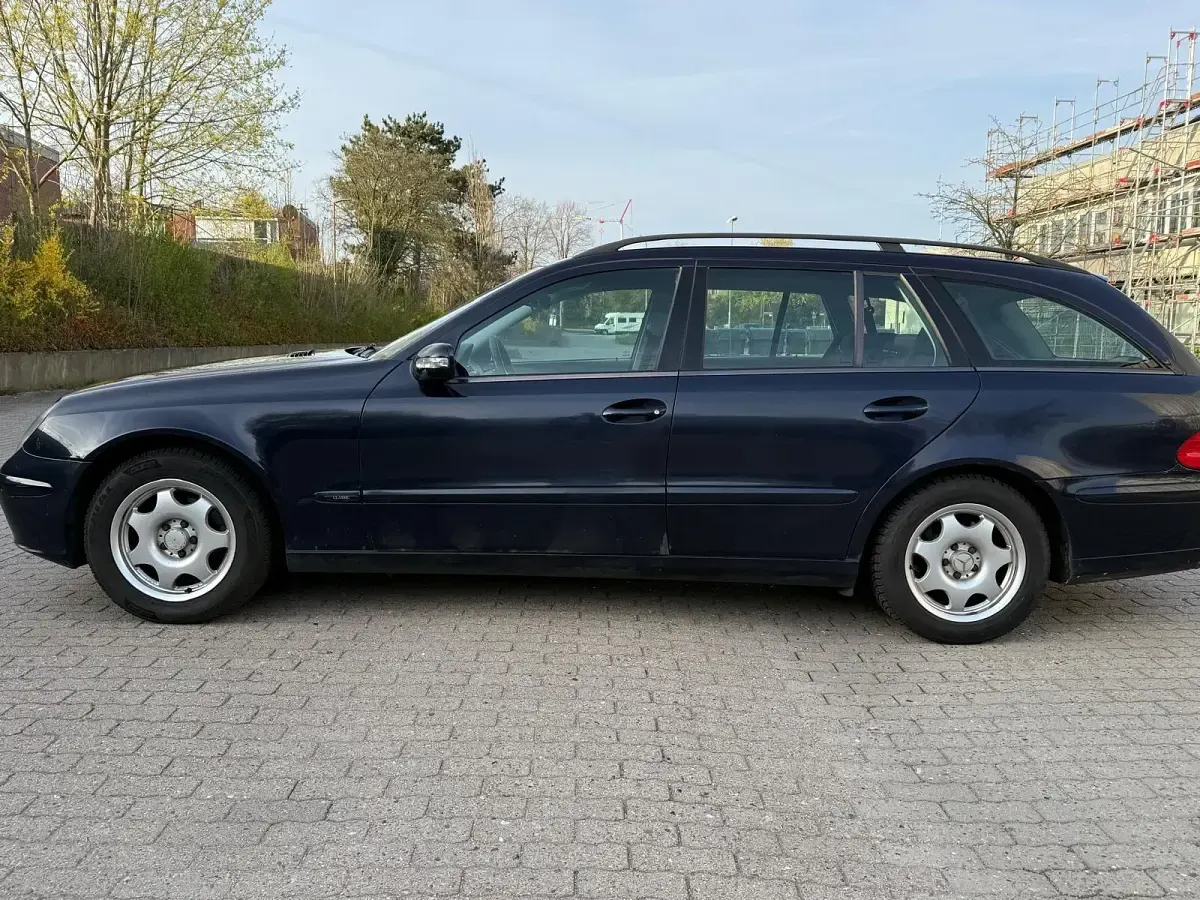 Usado Mercedes E220 150 CV (110 kW) 2004 Azul Familiar