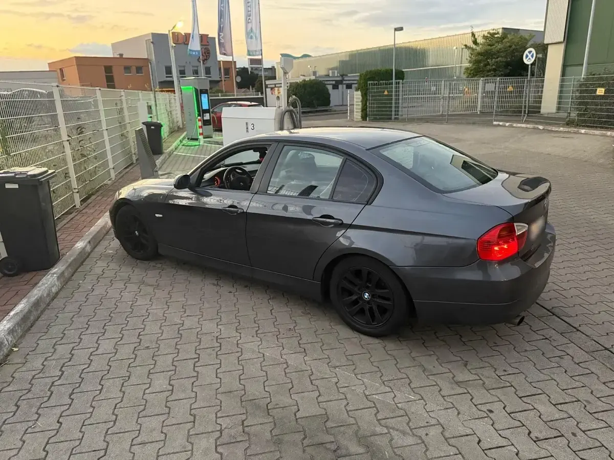Gebraucht BMW 318 129 PS (94 kW) 2005 Braun Limousine