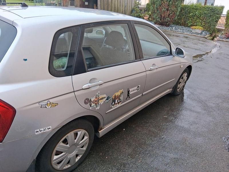 Silber Gebraucht 2005 Kia Cerato LX Limousine | 2.500 € (Fairer Preis) - Bild 1/4