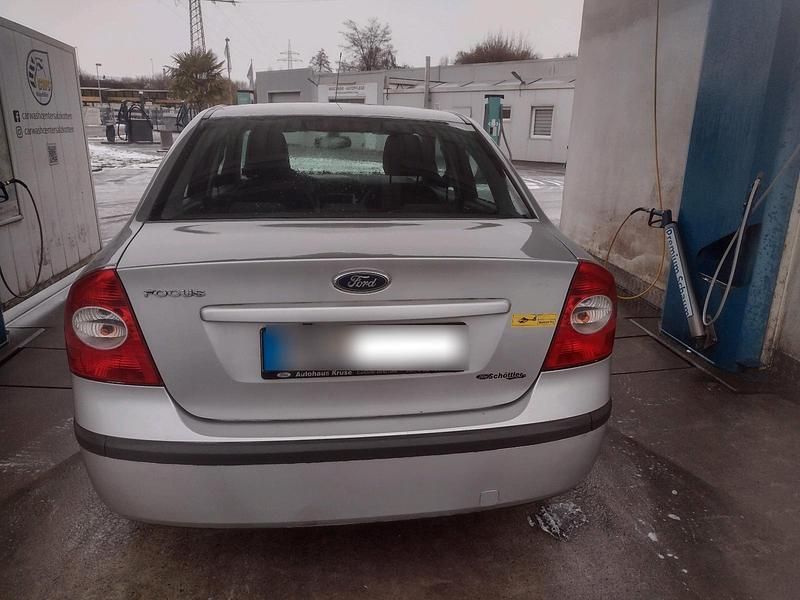 Gebraucht Ford Focus Trend 101 PS (74 kW) 2005 Silber Limousine