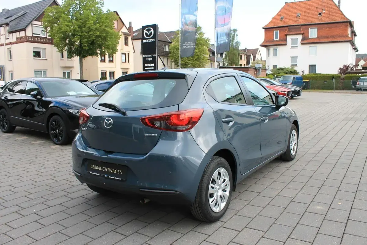 Używany Mazda 2 Ad'Vantage 90 KM (66 kW) 2021 Szary Sedan/Limuzyna