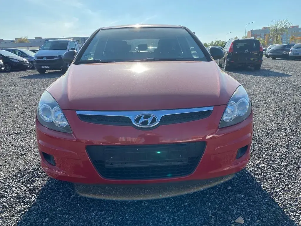 Gebraucht Hyundai i30 Classic 109 PS (80 kW) 2010 Rot Limousine