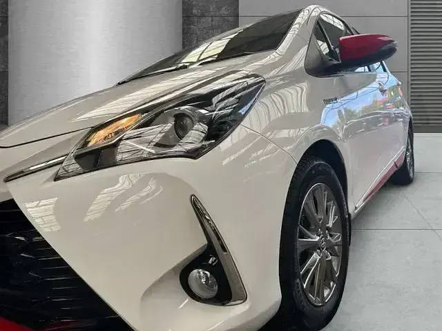 Gebraucht Toyota Yaris Hybrid Basis 101 PS (74 kW) 2017 Weiß Limousine