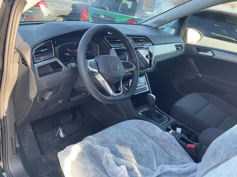 Neu VW Touran Comfortline 150 PS (110 kW) 2026 Grenadilla black metallic Van / Kleinbus