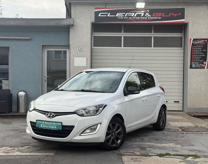 Weiß Gebraucht 2014 Hyundai i20 GO! Limousine | 5.499 € (Fairer Preis) - Bild 1/4