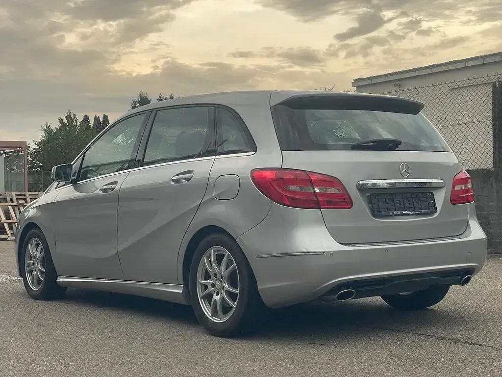 Gebraucht Mercedes B180 122 PS (89 kW) 2012 Silber Kleinwagen