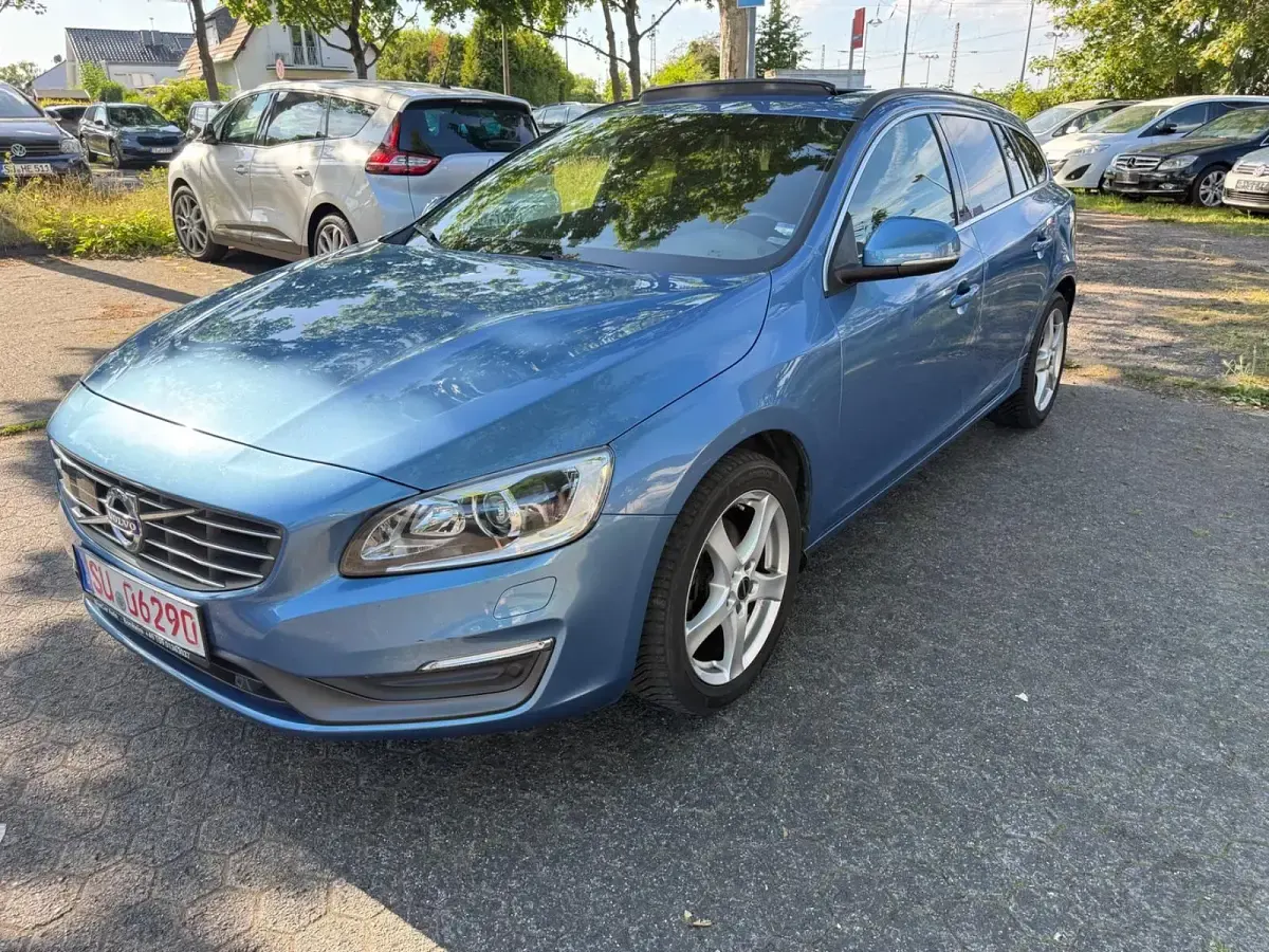 Gebraucht Volvo V60 Momentum 181 PS (133 kW) 2014 Blau Kombi