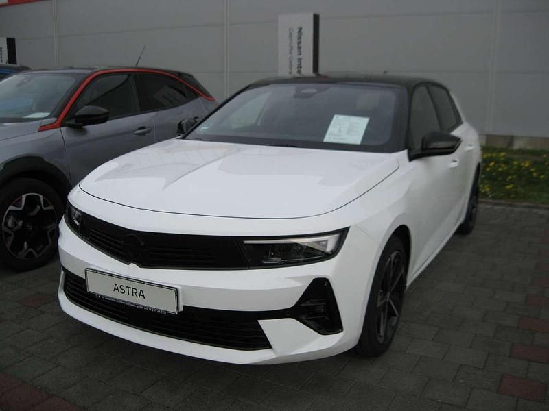 Arktisweiß dach schwarz Gebraucht 2024 Opel Astra Limousine | 24.300 € (Fairer Preis) - Bild 1/4