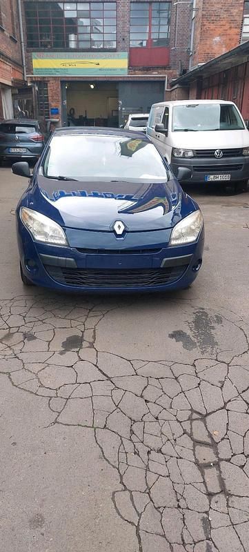 Blau Gebraucht 2010 Renault Mégane III Limousine | 3.800 € - Bild 1/4