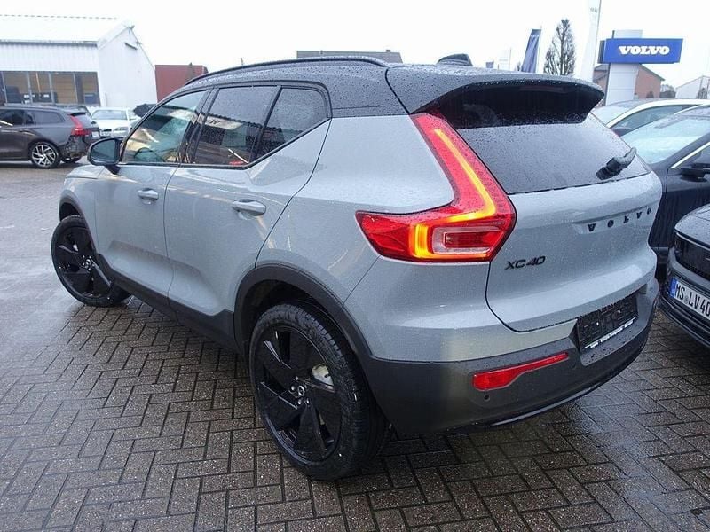 Neu Volvo XC40 Plus 163 PS (119 kW) 2026 Grau SUV