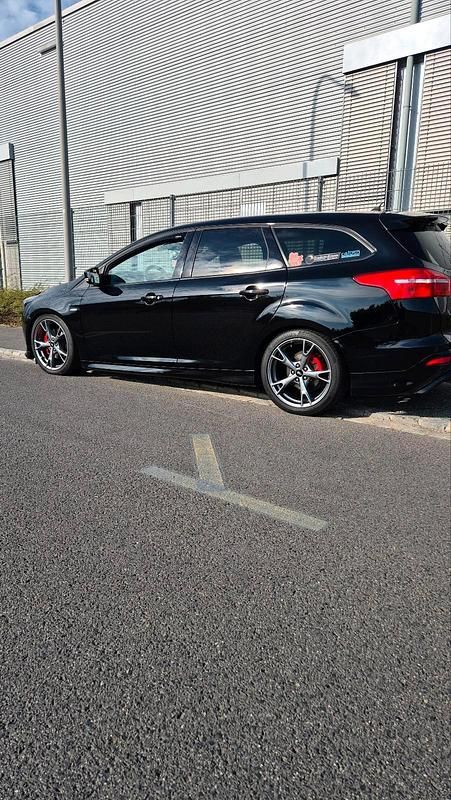 Schwarz Gebraucht 2018 Ford Focus ST-Line Kombi | 9.699 € (Fairer Preis) - Bild 1/4