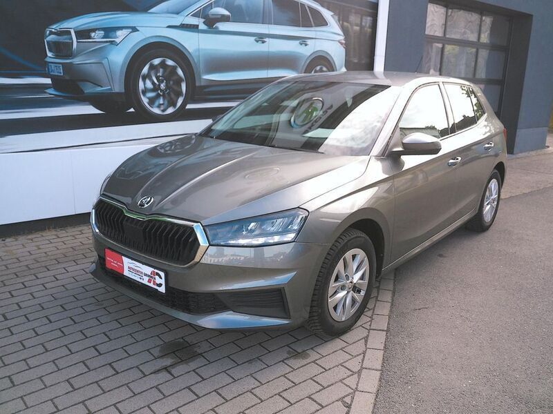 Grau Gebraucht 2022 Skoda Fabia Active Limousine | 16.988 € (Fairer Preis) - Bild 1/4