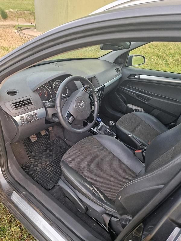 Grau Gebraucht 2009 Opel Astra Kombi | 999 € (Fairer Preis) - Bild 1/4
