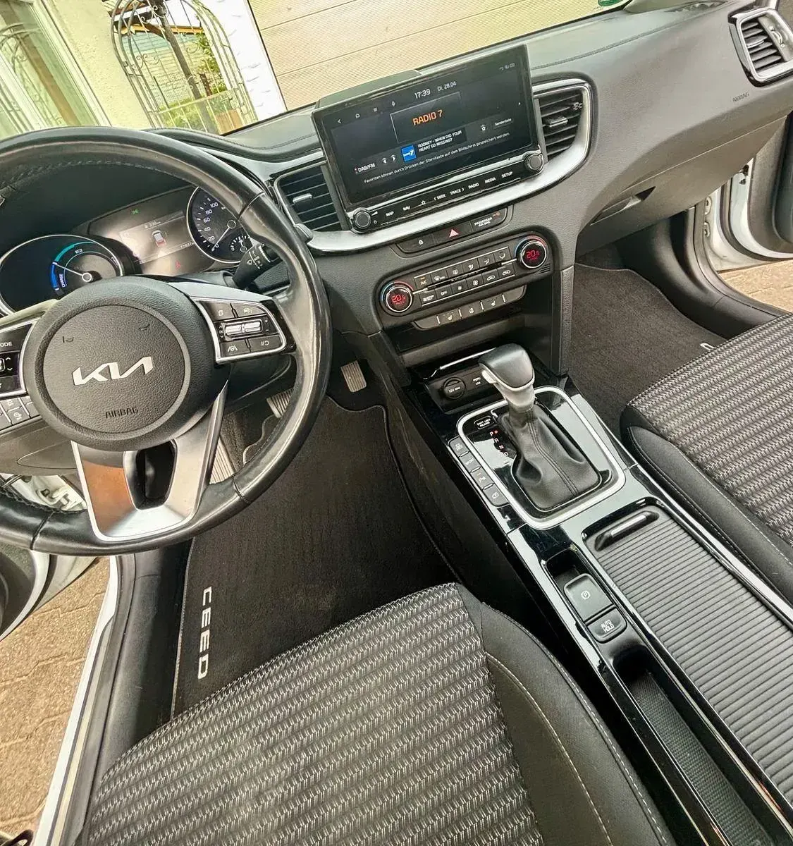 Gebraucht Kia Ceed Spirit 141 PS (103 kW) 2022 Weiß Kleinwagen