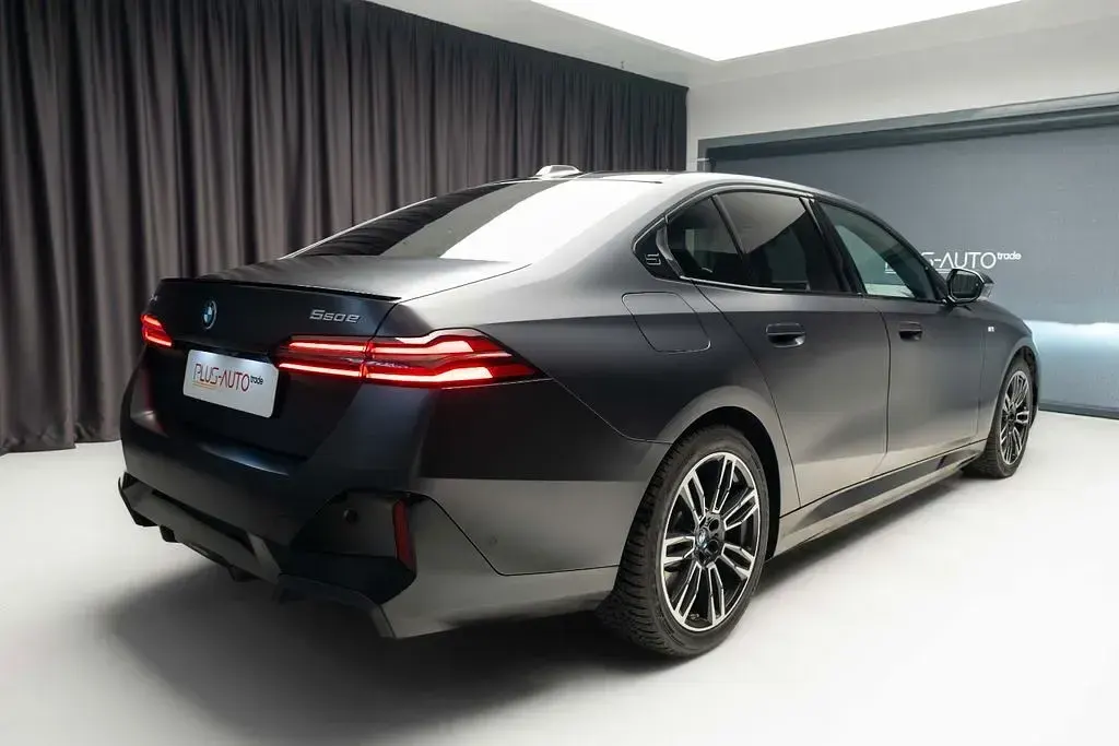 Gebraucht BMW 550e Performance 489 PS (359 kW) 2025 Grau Limousine