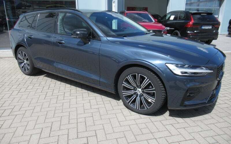Blau Gebraucht 2024 Volvo V60 Plus Kombi | 37.211 € (Guter Preis) - Bild 1/3