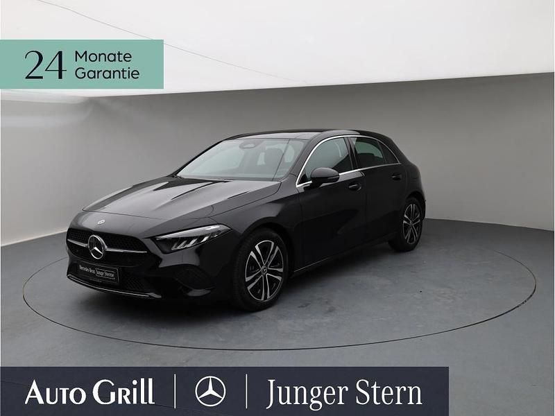 Metalliclack kosmosschwarz (metallic) Gebraucht 2024 Mercedes A180 Progressive Kombi | 30.790 € (Fairer Preis) - Bild 1/4