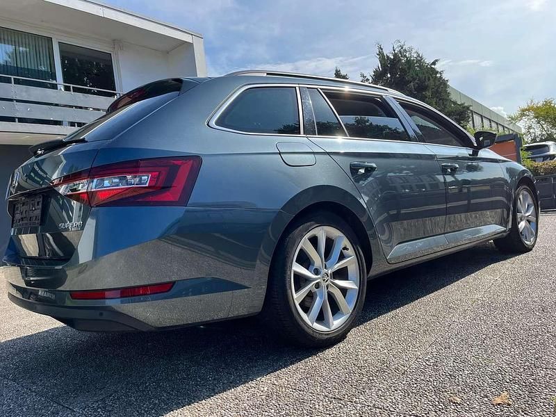 Grau Gebraucht 2017 Skoda Superb Ambition Kombi | 10.900 € (Guter Preis) - Bild 1/4
