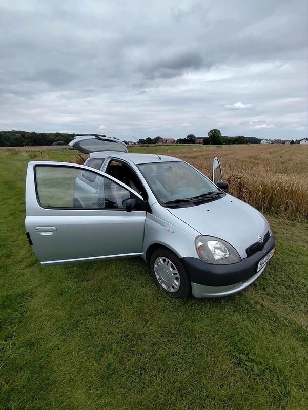 Silber Gebraucht 2002 Toyota Yaris Kleinwagen | 950 € (Guter Preis) - Bild 1/4
