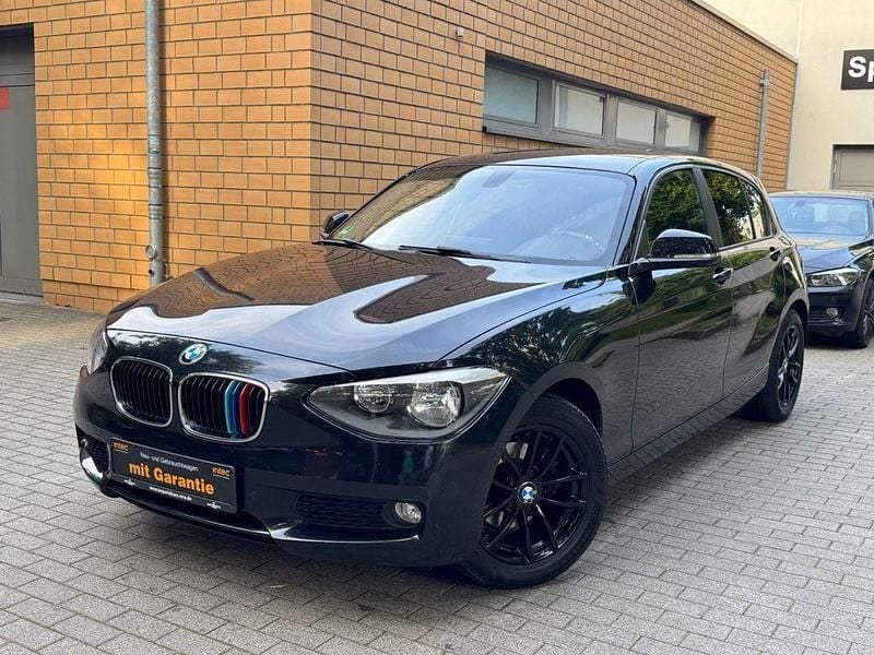 Schwarz Gebraucht 2013 BMW 118 Sport Line Kleinwagen | 8.990 € (Fairer Preis) - Bild 1/4