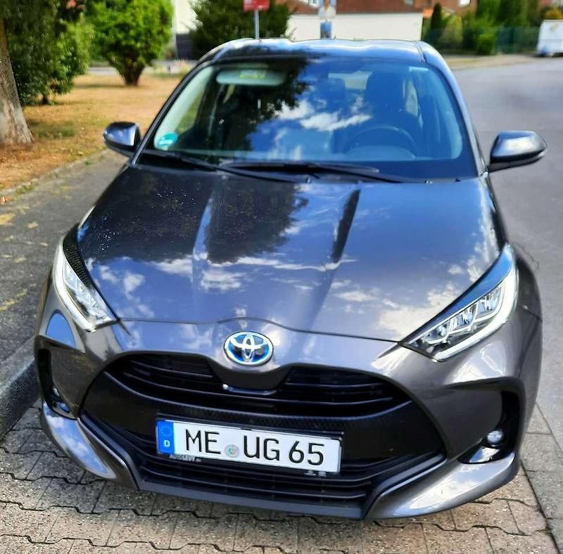Gebraucht 2021 Toyota Yaris Hybrid Team Limousine | 18.300 € (Fairer Preis) - Bild 1/4