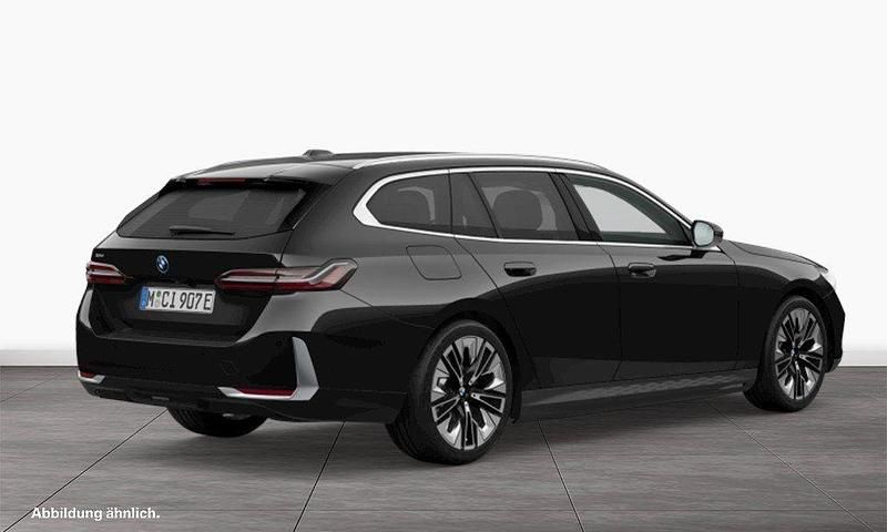 Gebraucht BMW 530e 190 PS (139 kW) 2024 Saphirschwarz Kombi