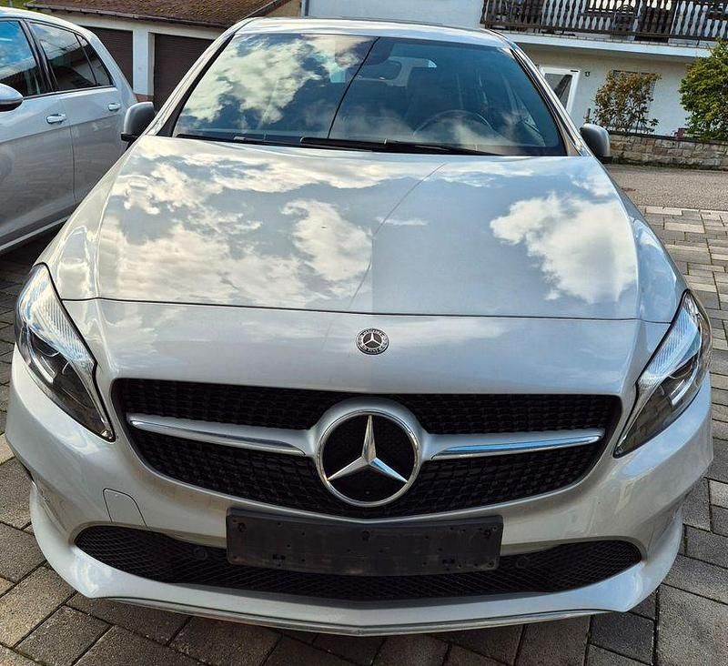 Silber Gebraucht 2018 Mercedes A200 Limousine | 17.500 € (Guter Preis) - Bild 1/4