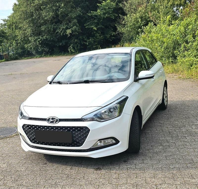 Weiß Gebraucht 2018 Hyundai i20 Classic Kleinwagen | 9.320 € (Guter Preis) - Bild 1/4