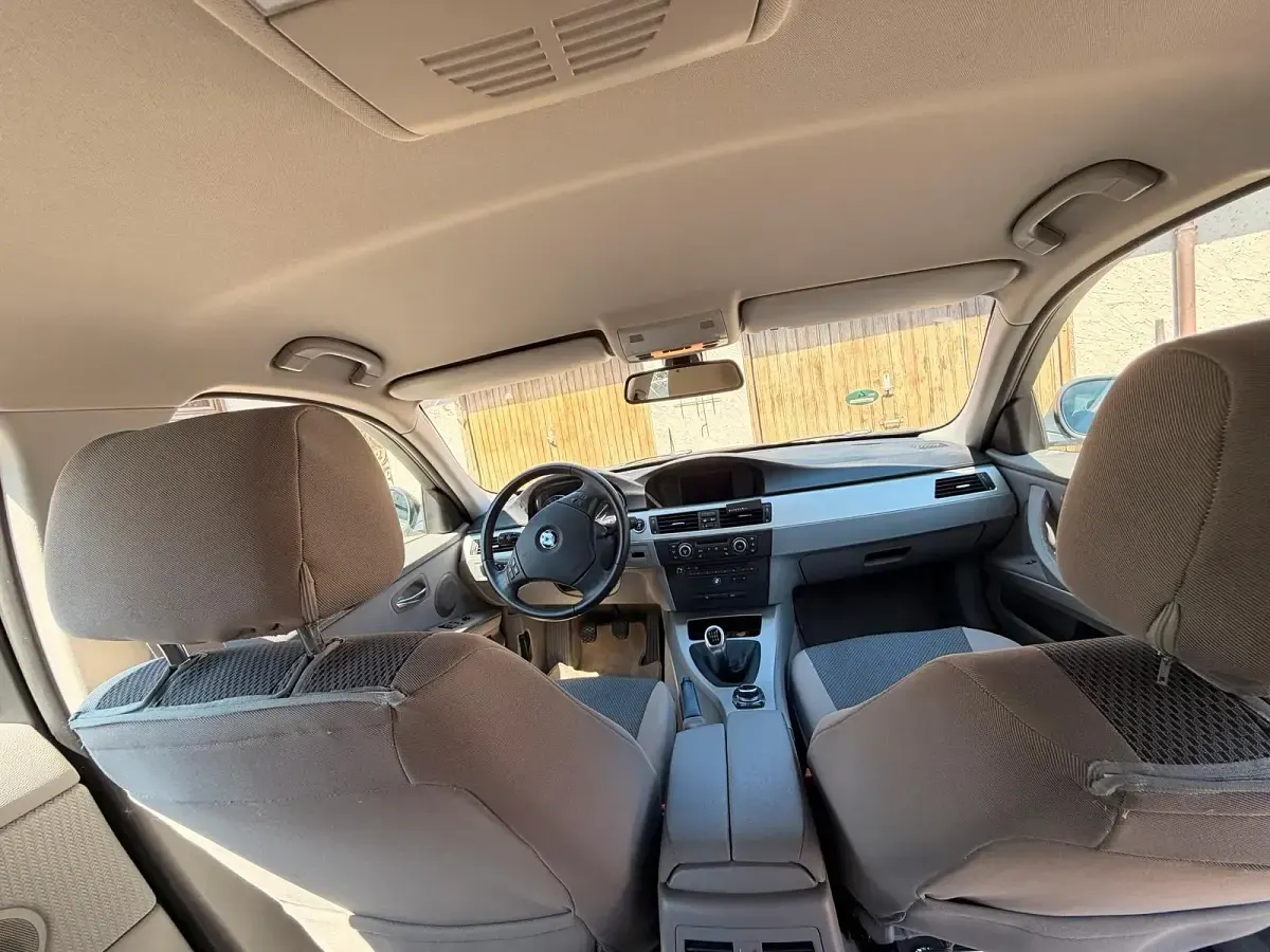 Gebraucht BMW 318 143 PS (105 kW) 2011 Grau Kombi