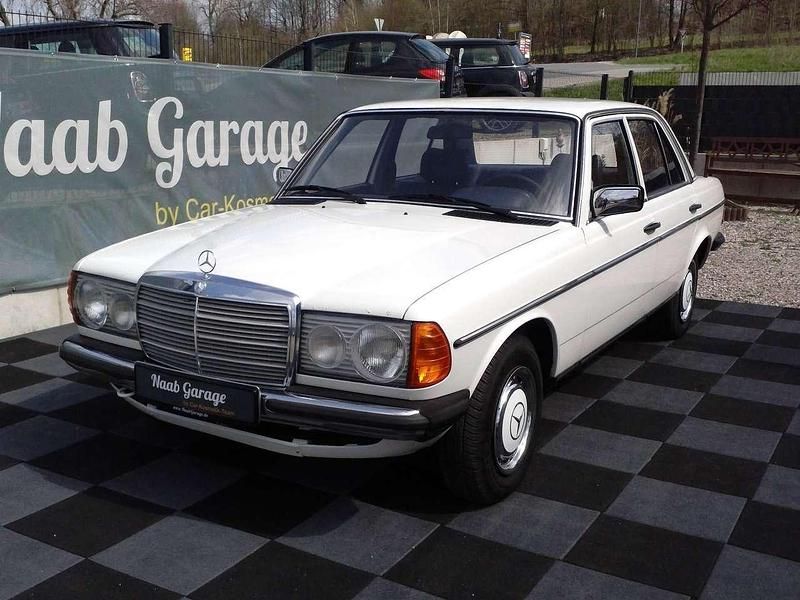 Weiß Gebraucht 1981 Mercedes E230 Limousine | 4.990 € - Bild 1/4