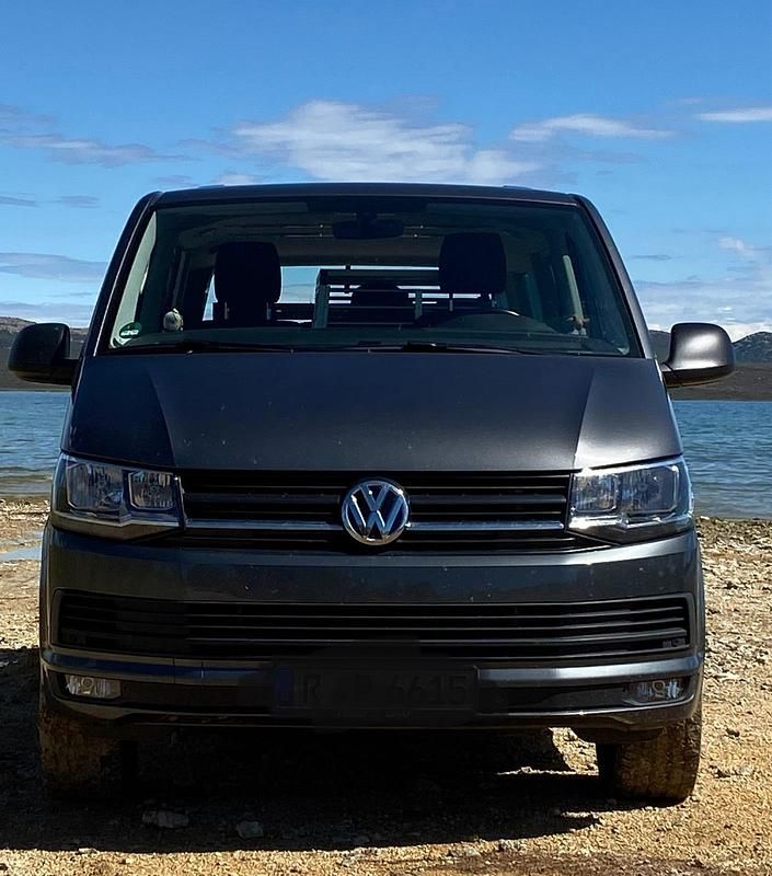 Grau Gebraucht 2018 VW Multivan Van | 27.500 € (Fairer Preis) - Bild 1/4